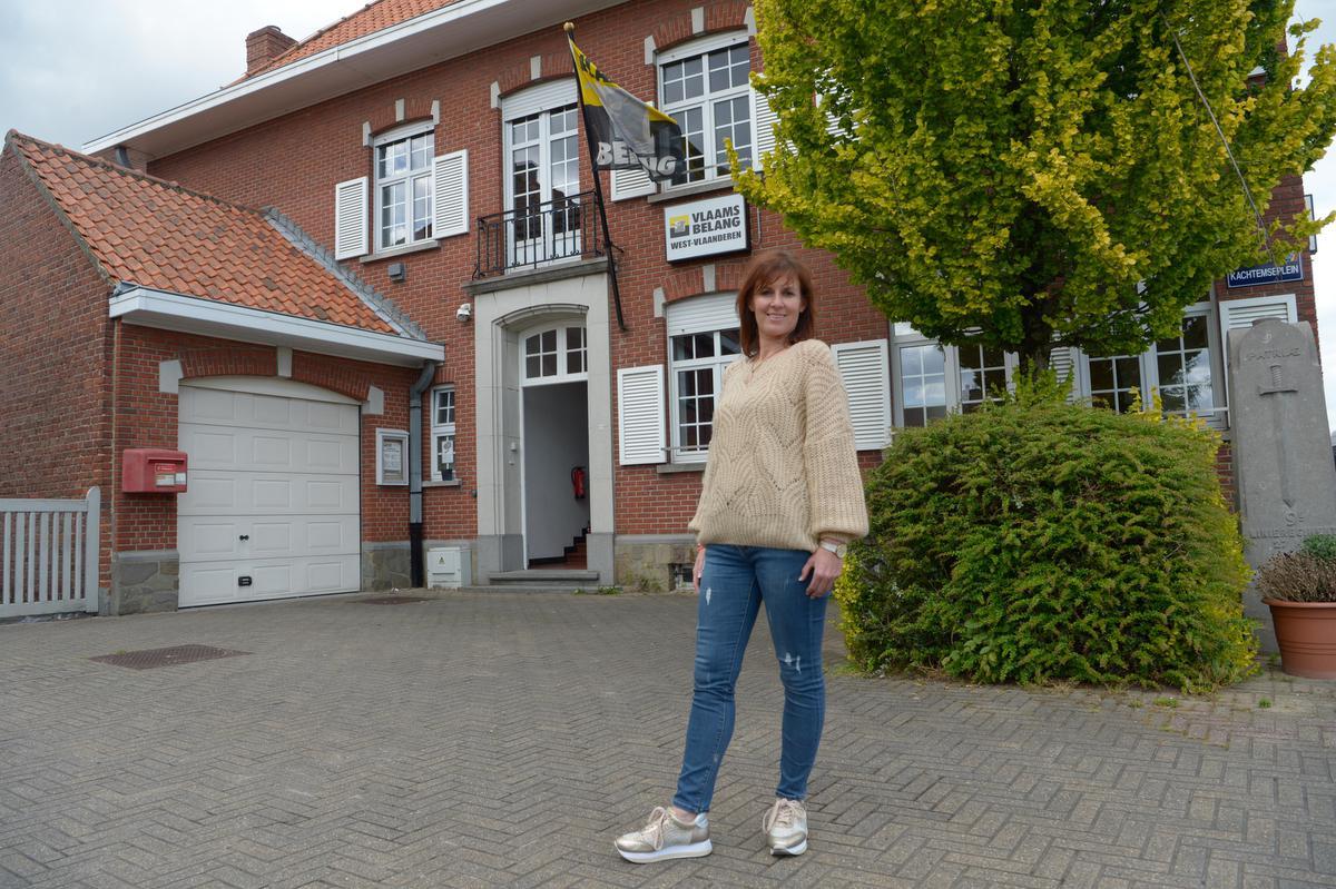 Nathalie Dewulf voor het provinciaal Vlaams Belang-hoofdkwartier in Kachtem.