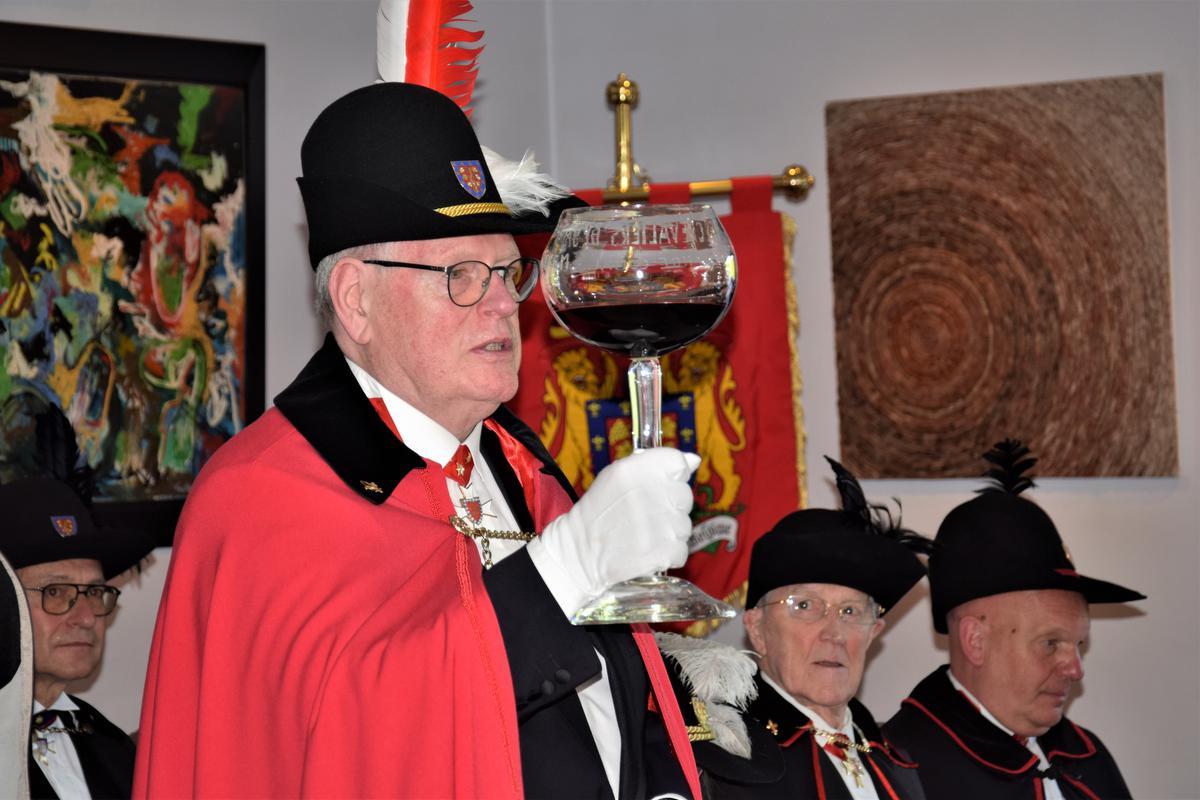 Grand Maître Johny Algoet met het grote 'heilige glas.