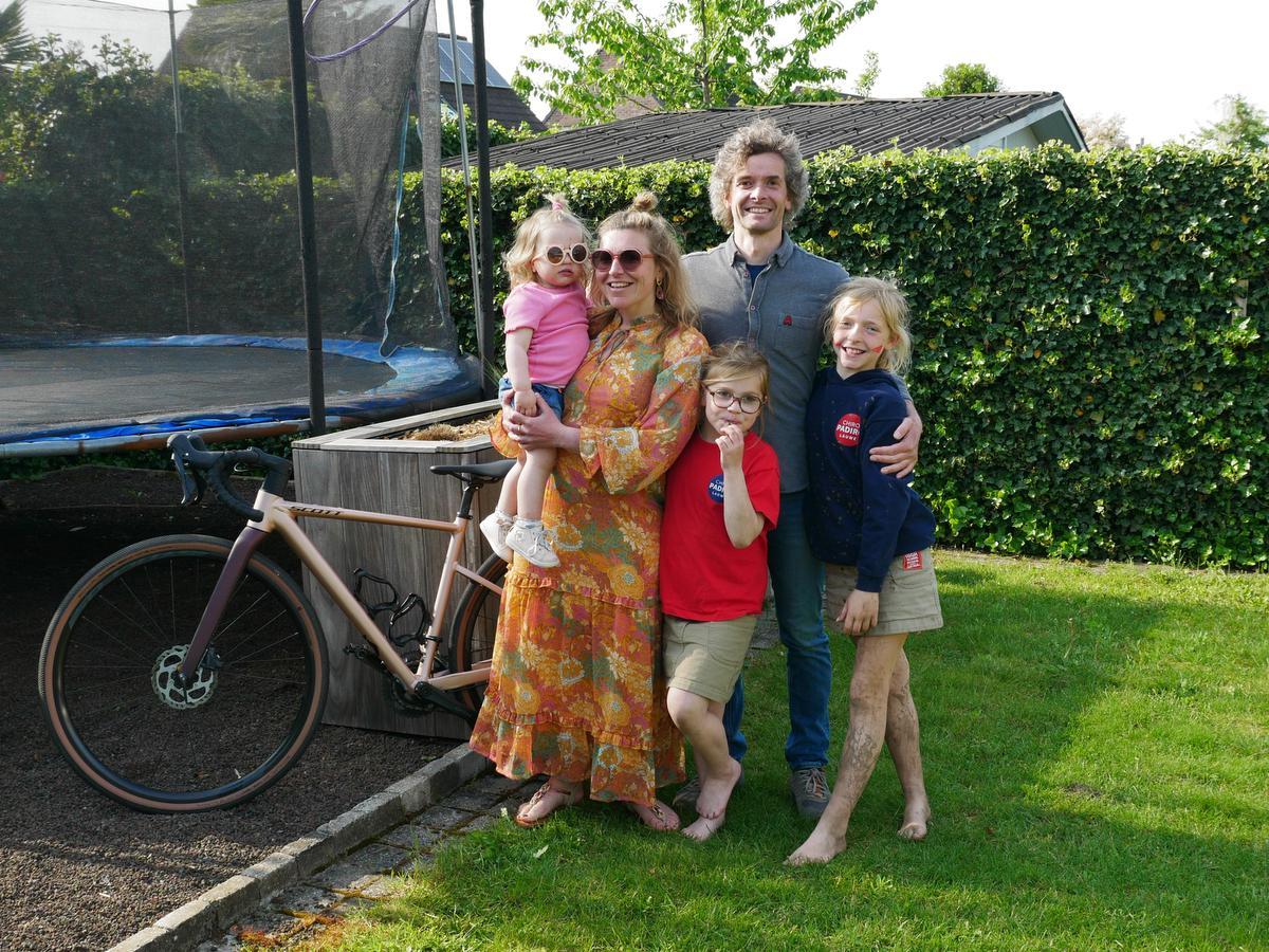 Samen met de kernleden van haar dreamteam: dochters Félyne (2) en Amélie (7), plusdochter Babette (10) en partner Pieter.