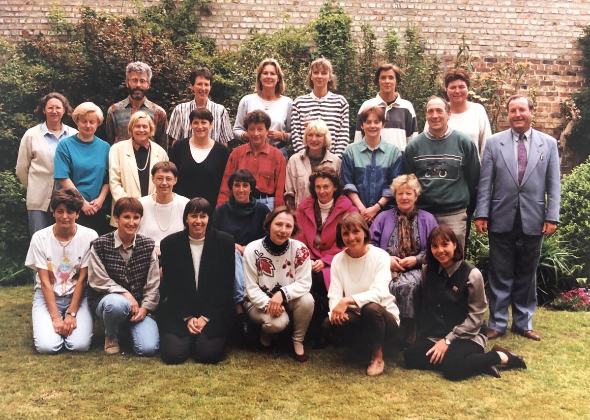 Op de foto zien we het leerkrachtenteam tijdens schooljaar 1994 – 1995 onder leiding van Raymond Plaetevoet, de eerste man die directeur werd van de school.