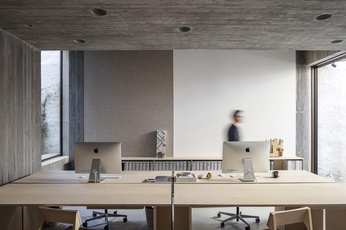 Les bureaux sont situés à l’arrière de la parcelle et bénéficient de la lumière du jour grâce aux deux patios.