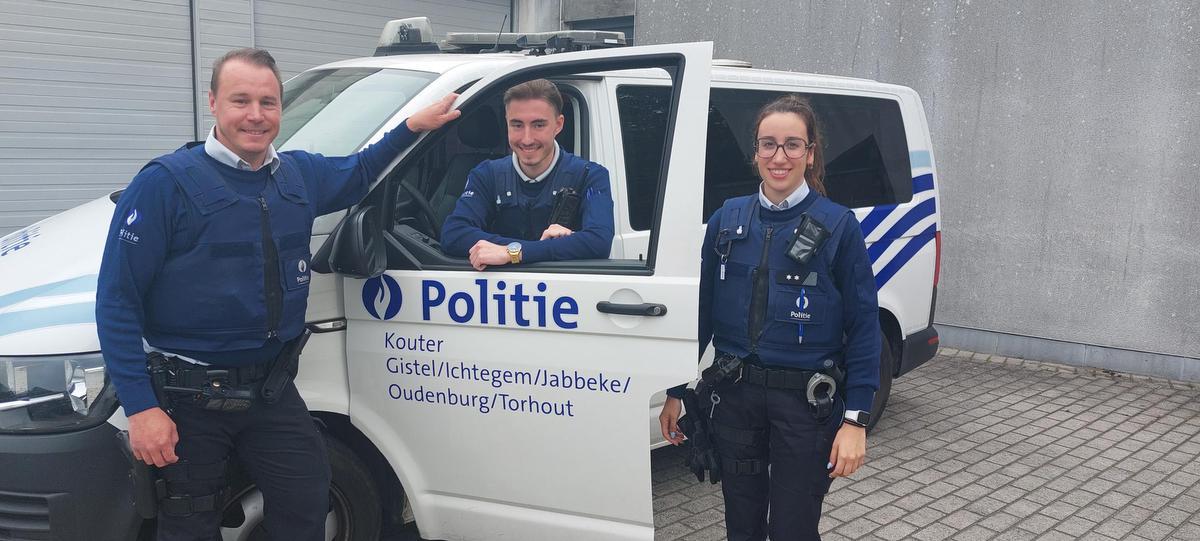 Vader Joeri en zoon Yaron Landuyt in het gezelschap van tweede nieuwkomer Laura Van Hecke bij de lokale politiezone Kouter.