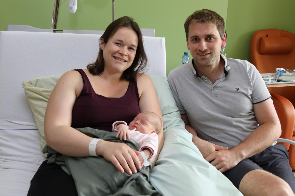 Olivia Cool werd geboren op 22 mei in het Jan Ypermanziekenhuis te Ieper. Ze is de dochter van Mathijs en Veerle Castrique, is 52 cm groot en weegt 3,73 kg.