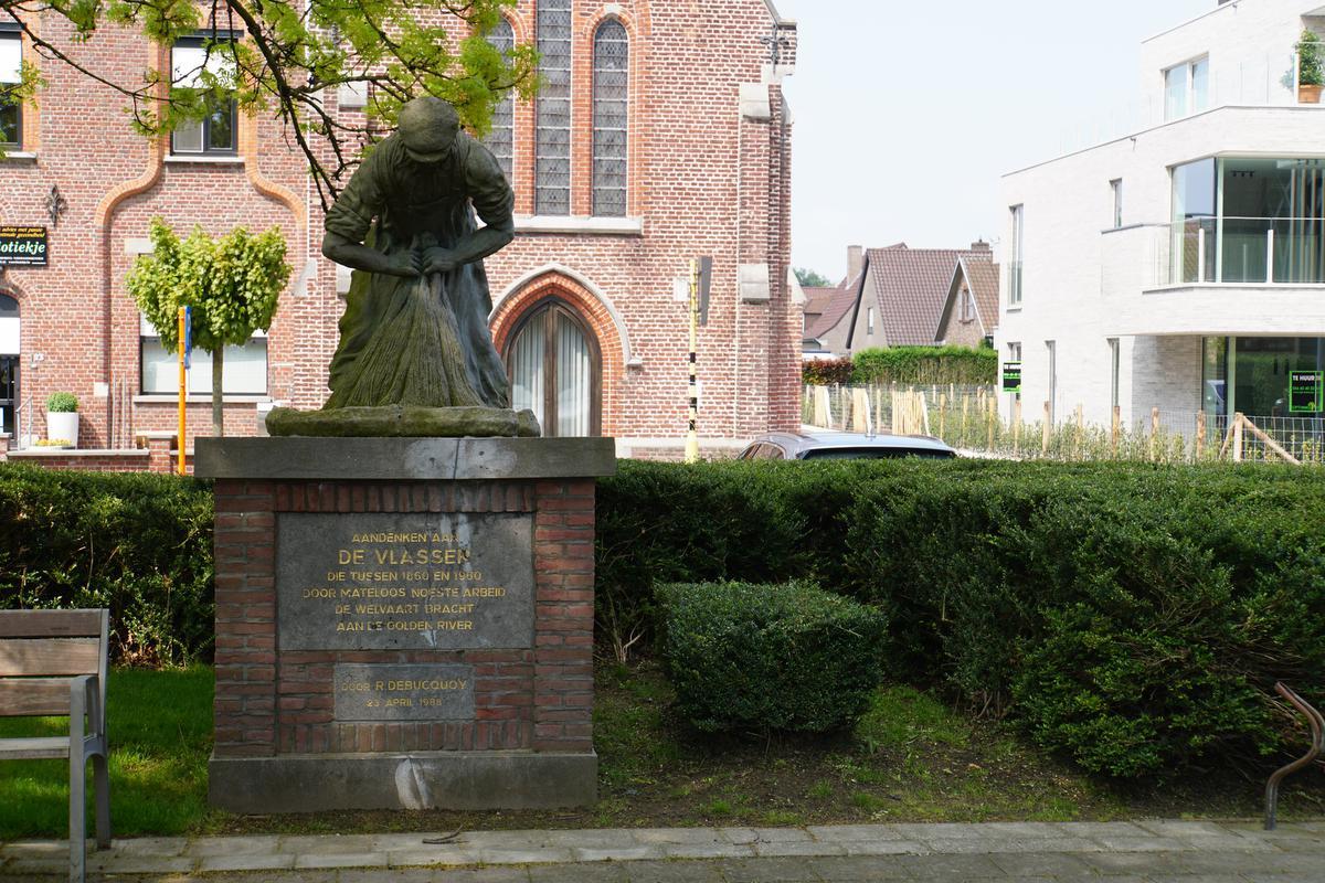 Dit standbeeld in het centrum van Wielsbeke brengt hulde aan de vlasser.