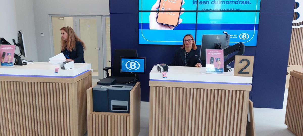 Het nieuwe travel center van NMBS heeft een open balie.