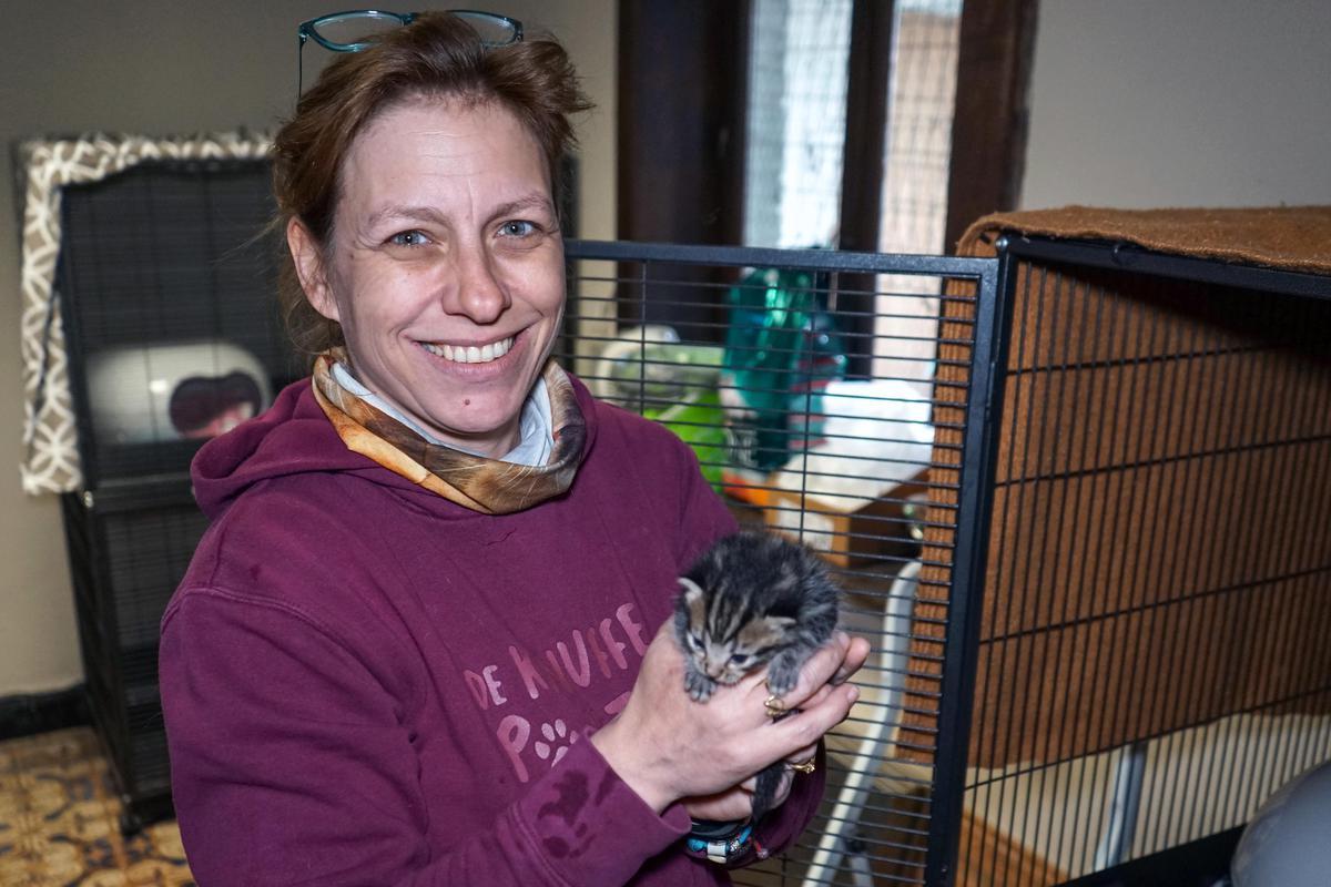 Brenda Devos, verantwoordelijke van dierenasiel De Knuffelpootjes, is blij met de steun. (