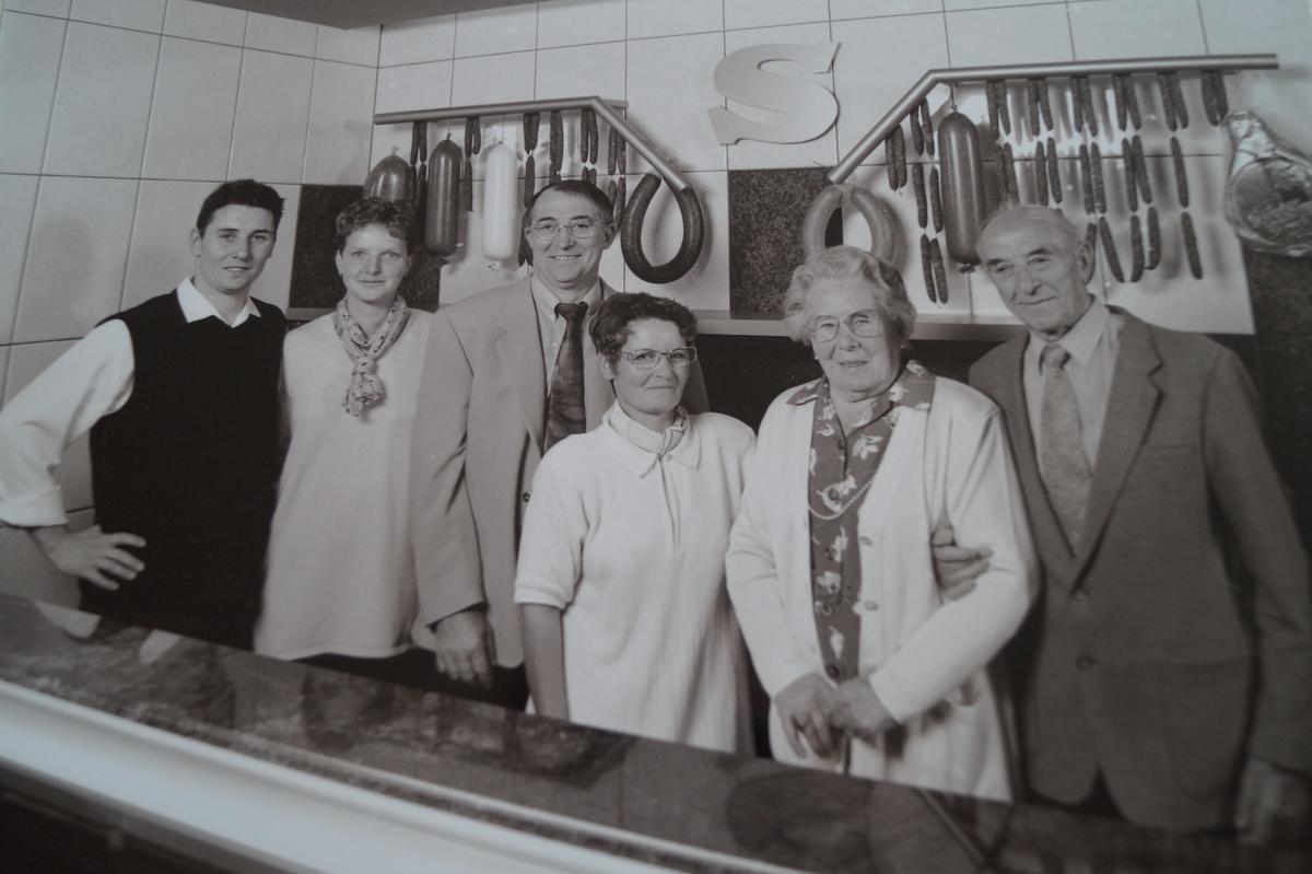 Drie generaties van slagerij Soenen in Hooglede op rij op een foto uit (wellicht) 1998. We zien Kristof Soenen met Tineke, Etienne Soenen met Rika en oprichter Omer Soenen met Madeleine.