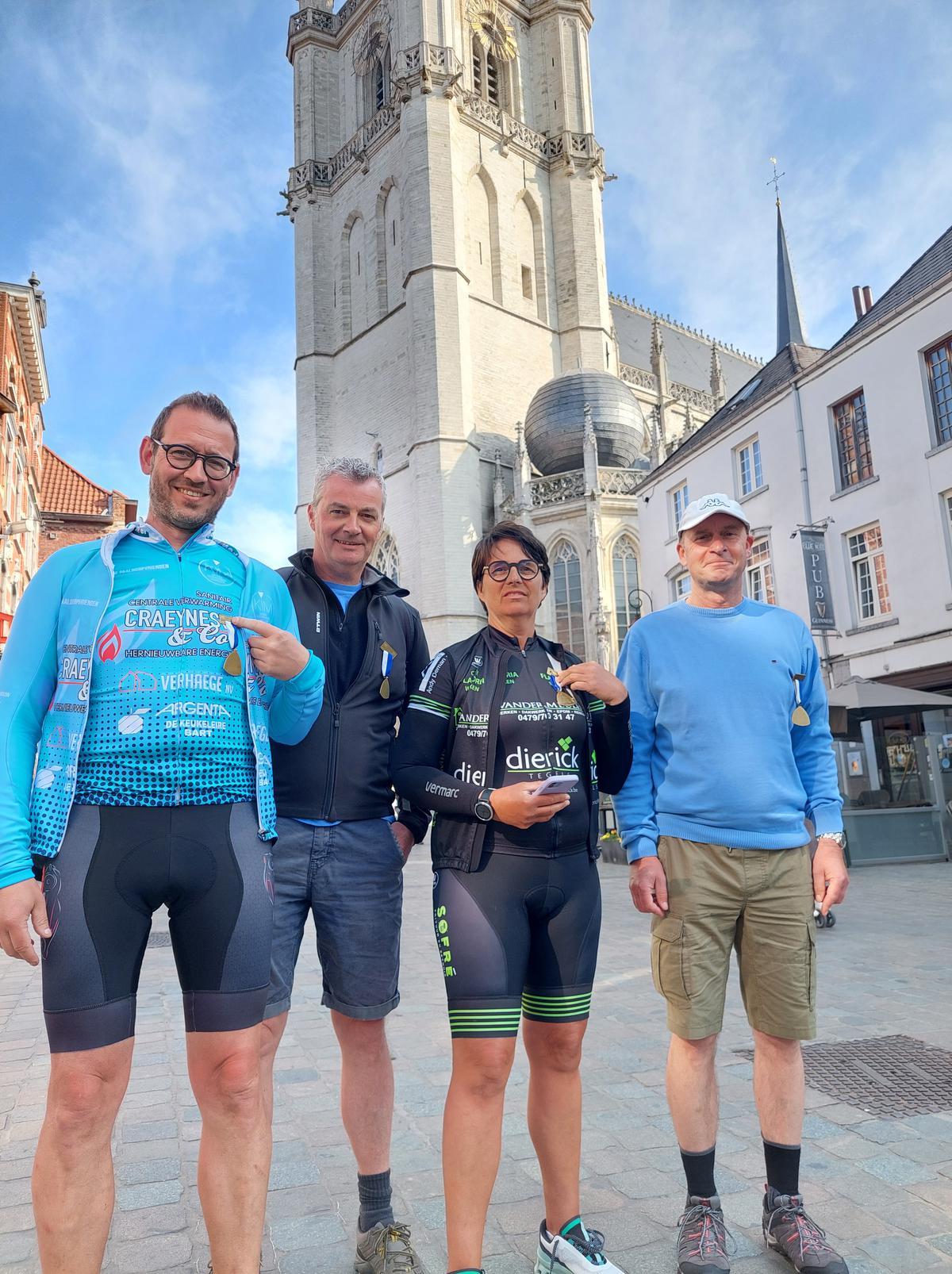 Schepen Bart De Keukeleire, Claude Debel, Lieve De Ruyck en Henk Demeyer werden gehuldigd omdat ze al voor de tiende keer deelnamen.