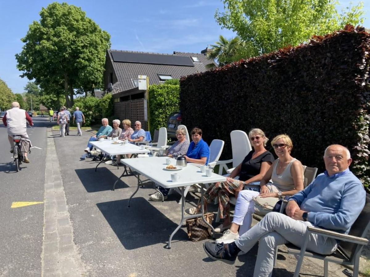 Martine Delattre haalt jaarlijks haar beste servies boven en vrienden en buren mogen mee aanschuiven voor de koffietafel.