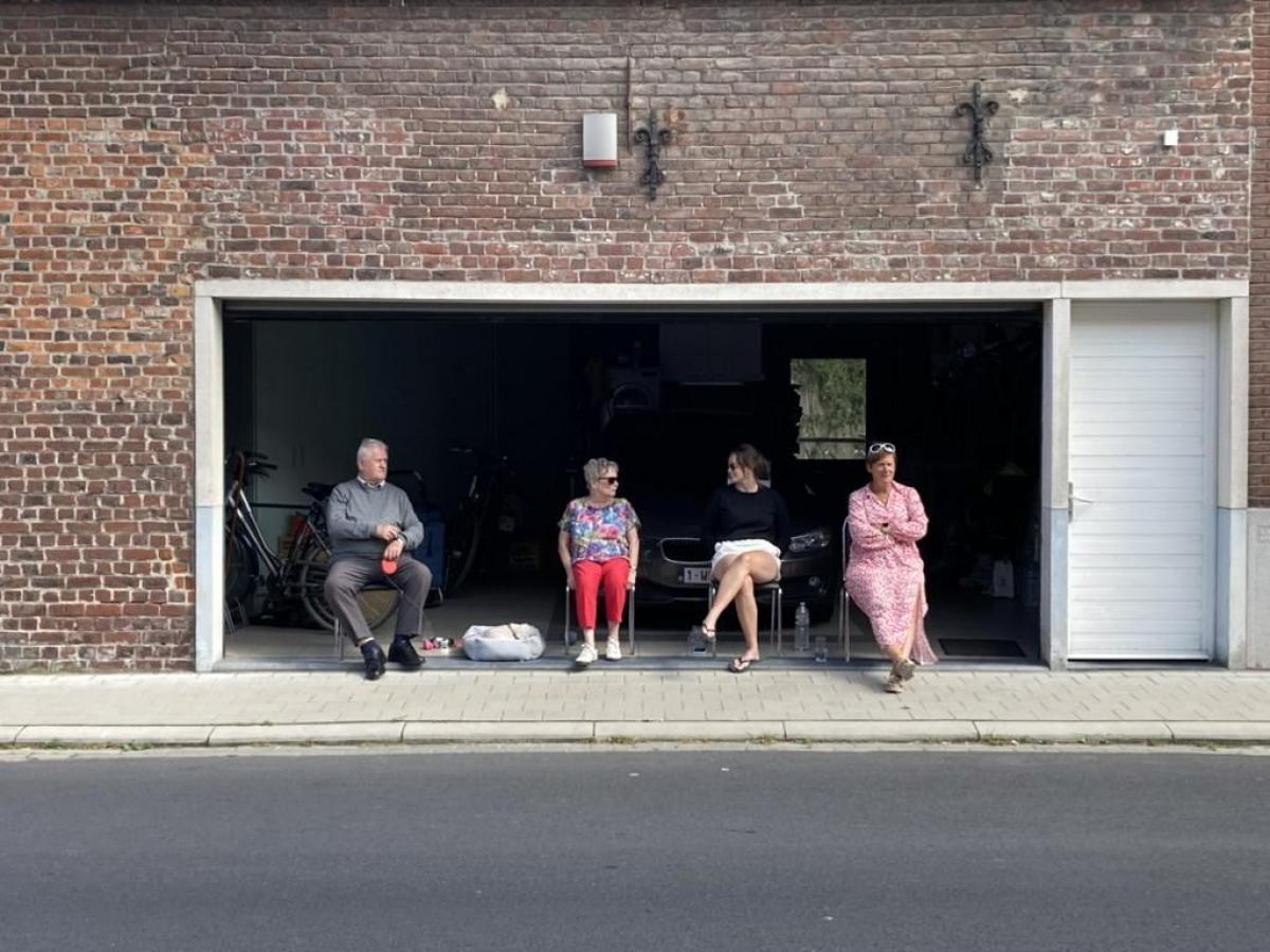 Fanny Galle, Bo Uzeel, Marie-Louise Beyls en Marcel Galle zoeken even dekking voor de zon.