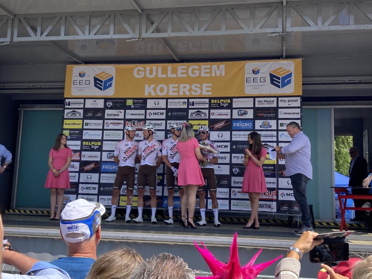 Oud-winnaar Greg Van Avermaet kreeg voor de start bloemen van voorzitter Carlos Demeulemeester.