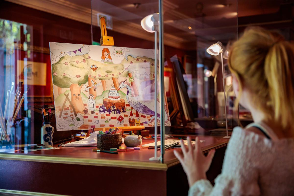 Fran bewondert haar eigen tekening in het museum.