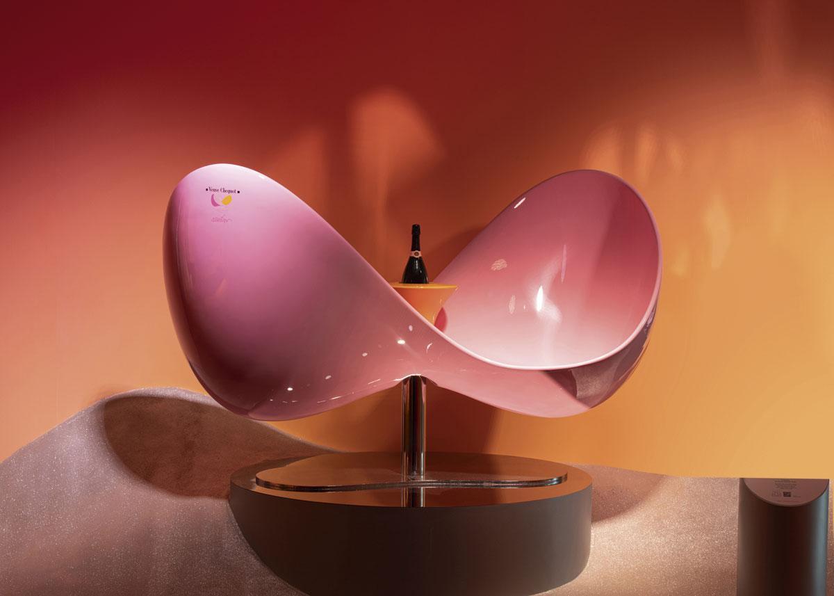 It takes two Karim Rashid ontwierp in 2007 een loveseat waarin het gezellig champagne nippen is