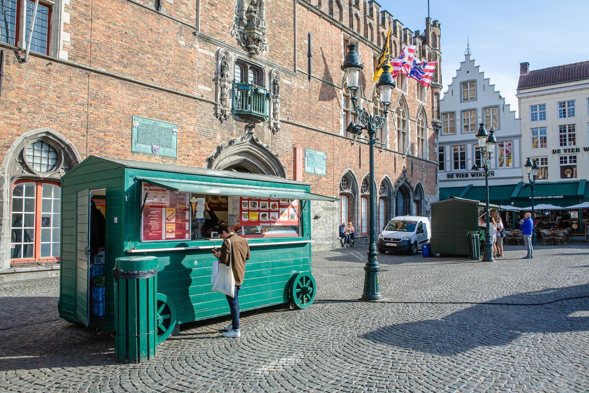 De frietkoten op de Grote Markt in Brugge zijn uitzonderlijk en heel duur, want in 2020 werd een van de kraampjes verkocht voor 180.000 euro.