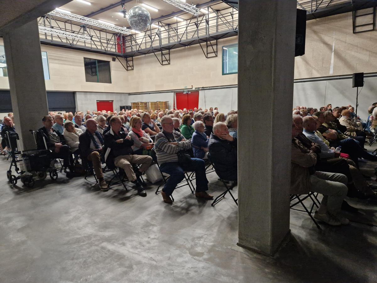 De zaal zat bij de eerste infosessie om 16u al afgelaten vol.