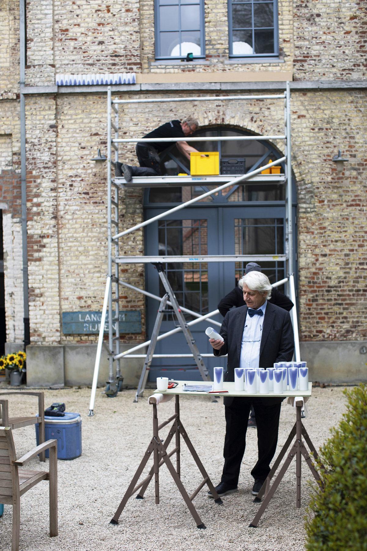 Le Bleu Stockmans Koen et Karo ont commandé l’œuvre d’art en 2014 mais n’ont jamais trouvé le bon endroit pour l’exposer. La façade de la dépendance semble aujourd’hui la destination idéale pour l’œuvre d’art, et c’est ce que pense aussi Piet Stockmans.