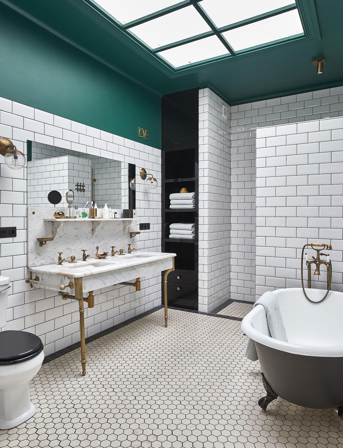 De nieuwe badkamer kreeg een vintage look met een combinatie van metrotegels van Carobati, een tweedehands wastafel en een alleenstaande badkuip van het Engelse The Iron Cast Bath Company.