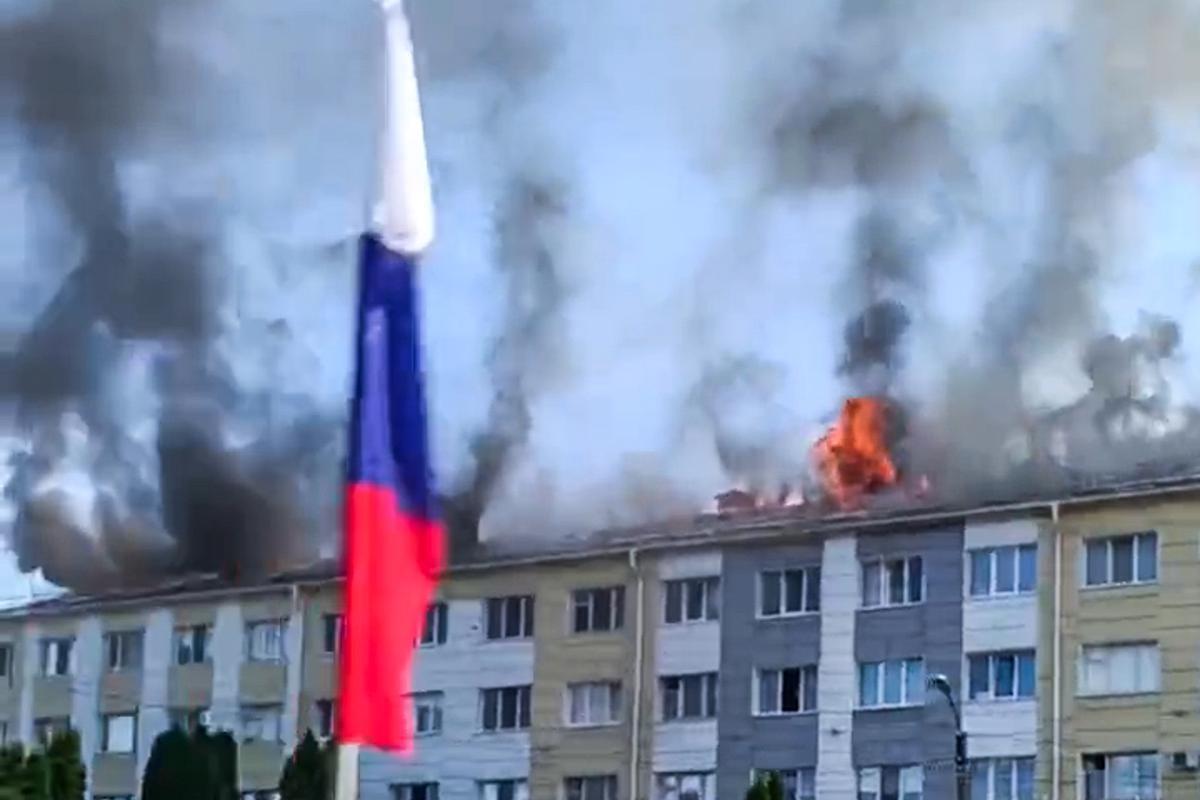 In het Russische grensstadje Sjebekino werden gebouwen beschadigd door Oekraïense beschietingen.