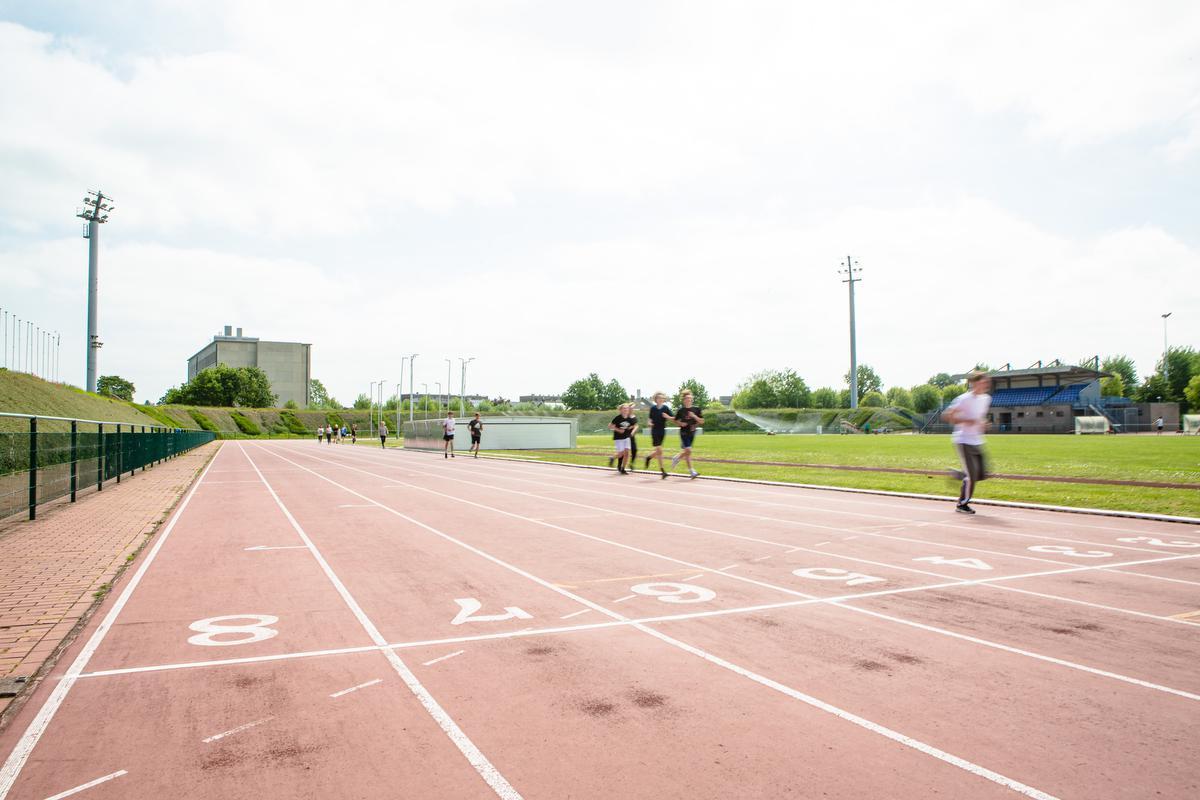 Het sportcomplex aan de Nijverheidsstraat in Assebroek, dat in augustus 1957, plechtig in gebruik werd genomen, kreeg de naam Julien Saelens. (foto Davy Coghe)