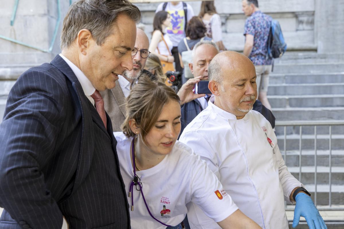 Burgemeester Bart De Wever naast Axelle Van Tittelboom.