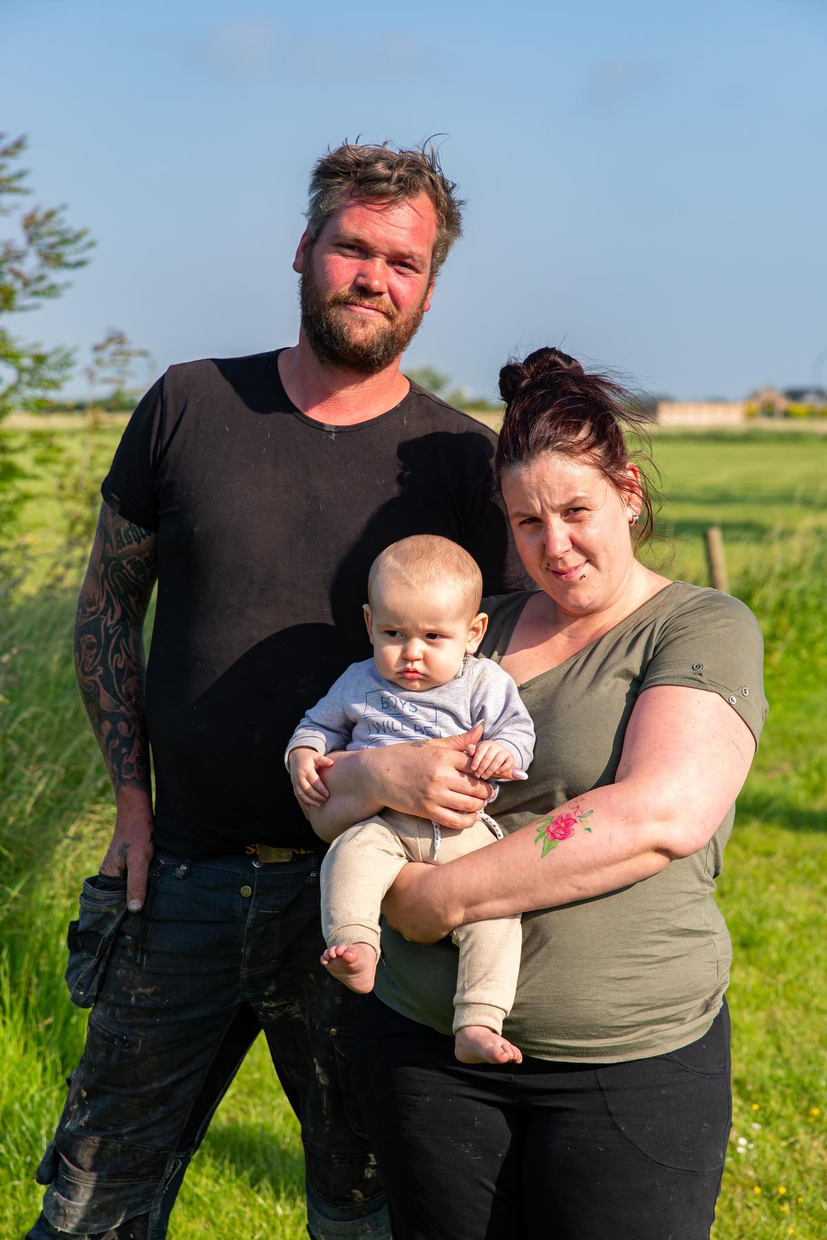 Papa Nathan en mama Kelly met hun dertiende spruit: Calvin.