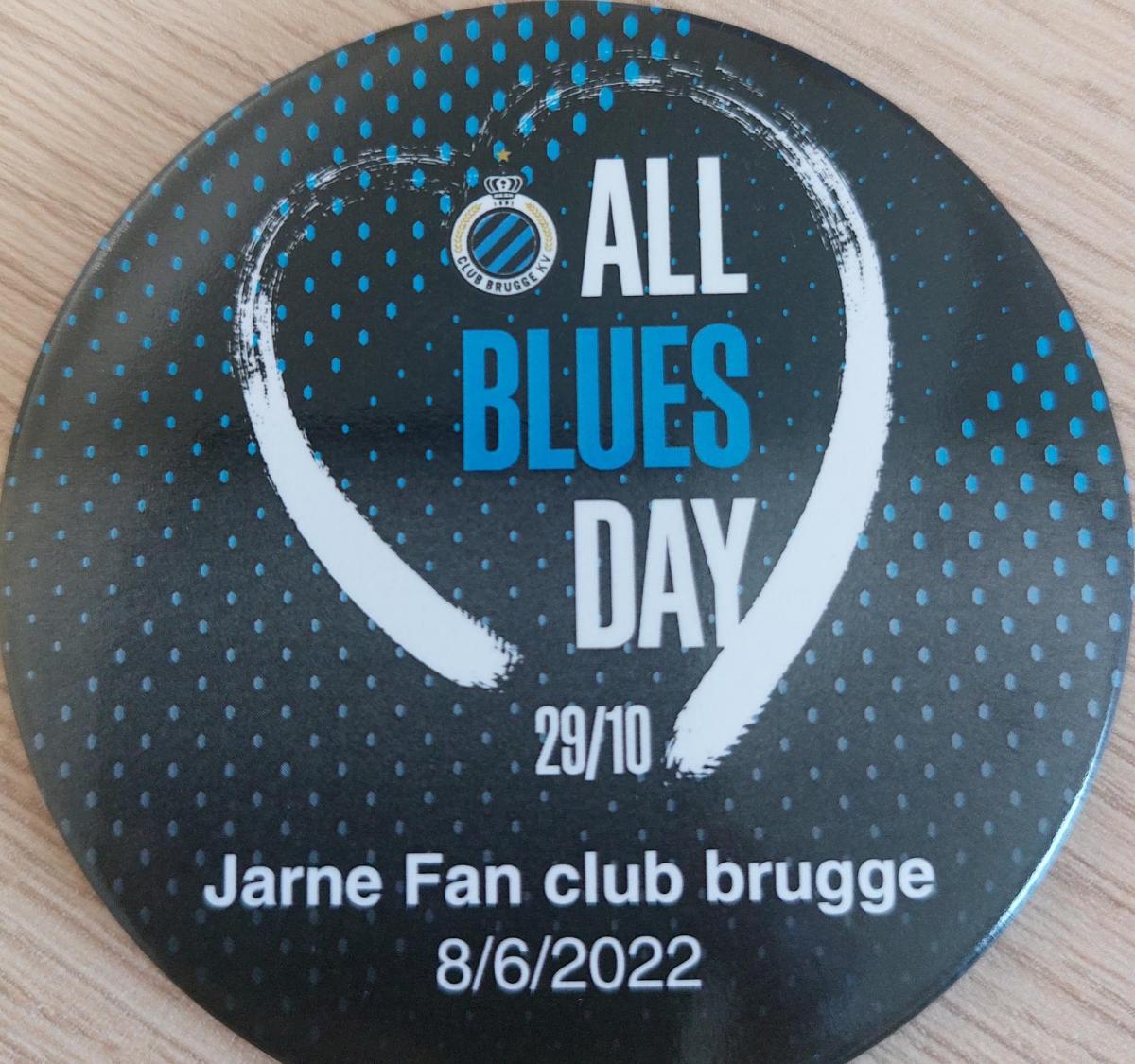 Op de herdenkingsdag van de overleden Club-fans kregen de ouders van Jarne ook een pin mee.