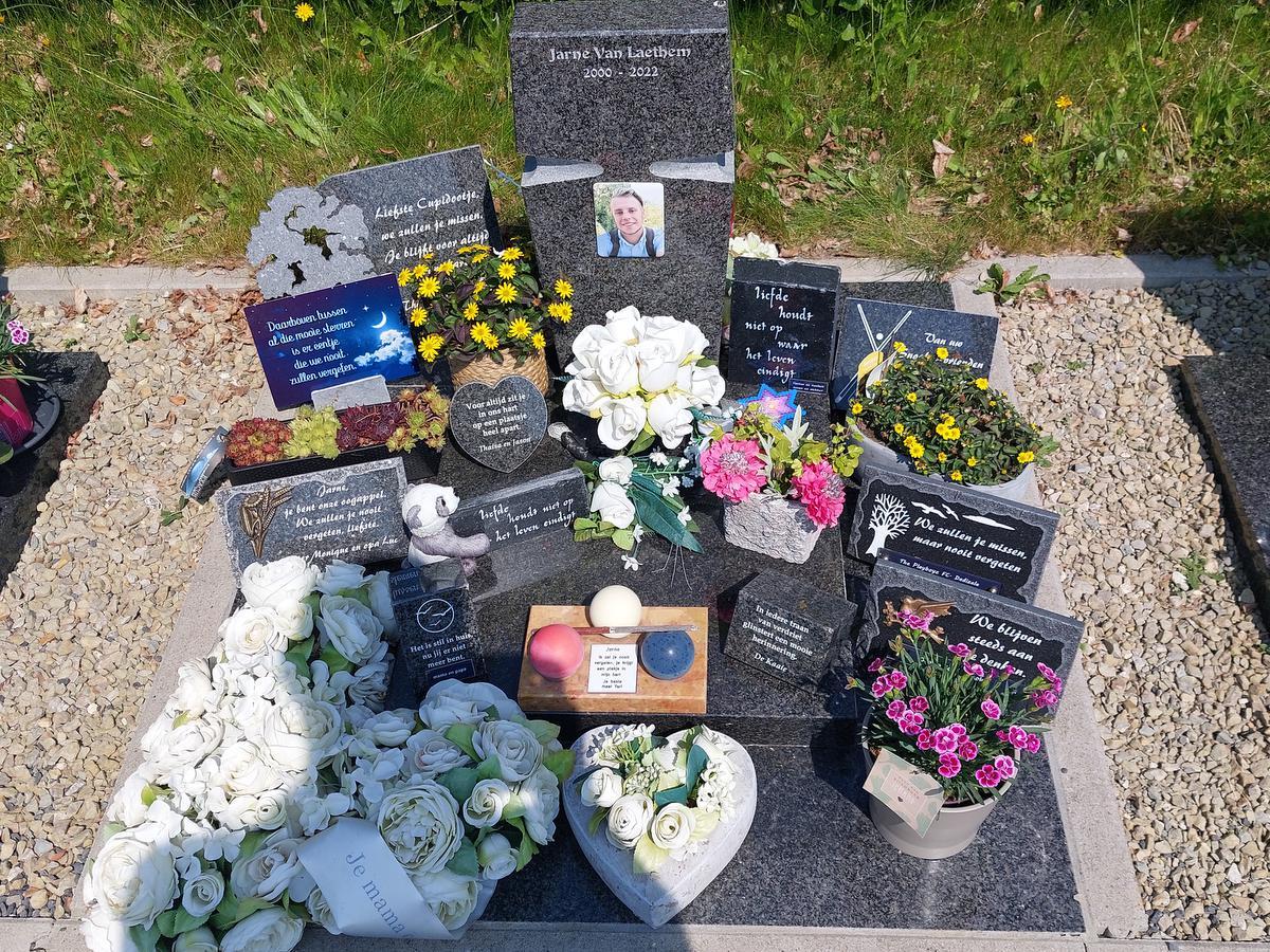 Het grafsteentje van Jarne werd door de ouders met toestemming wat uitgebreid om plaats te bieden al aan gedenkplaatjes en bloemen.