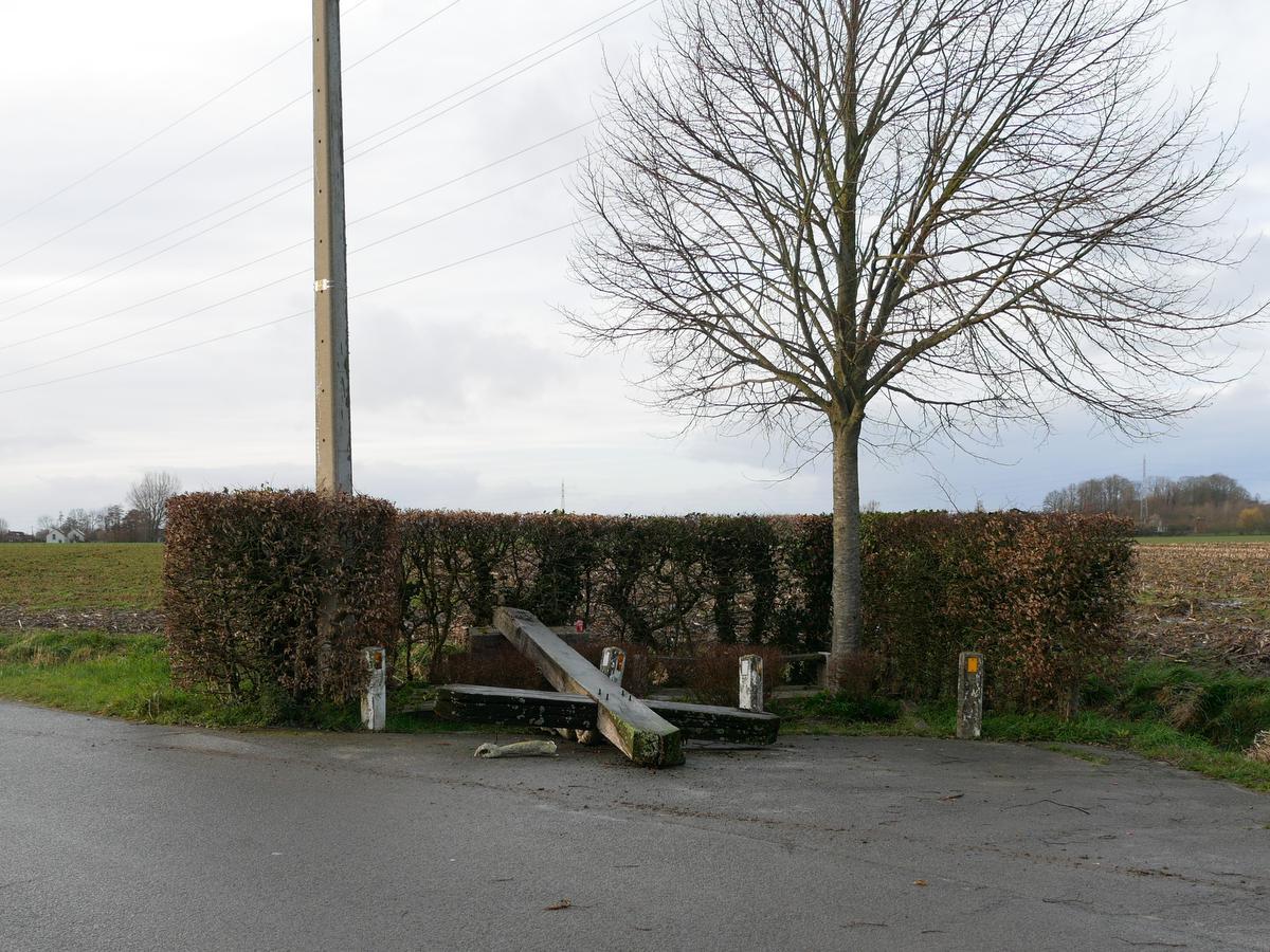 Begin maart waaide het verweerde Slingerkruis in de Slingerstraat omver. Een tactiek van verwaarlozing waardoor uiteindelijk afbraak en verwijdering noodzakelijk zijn?