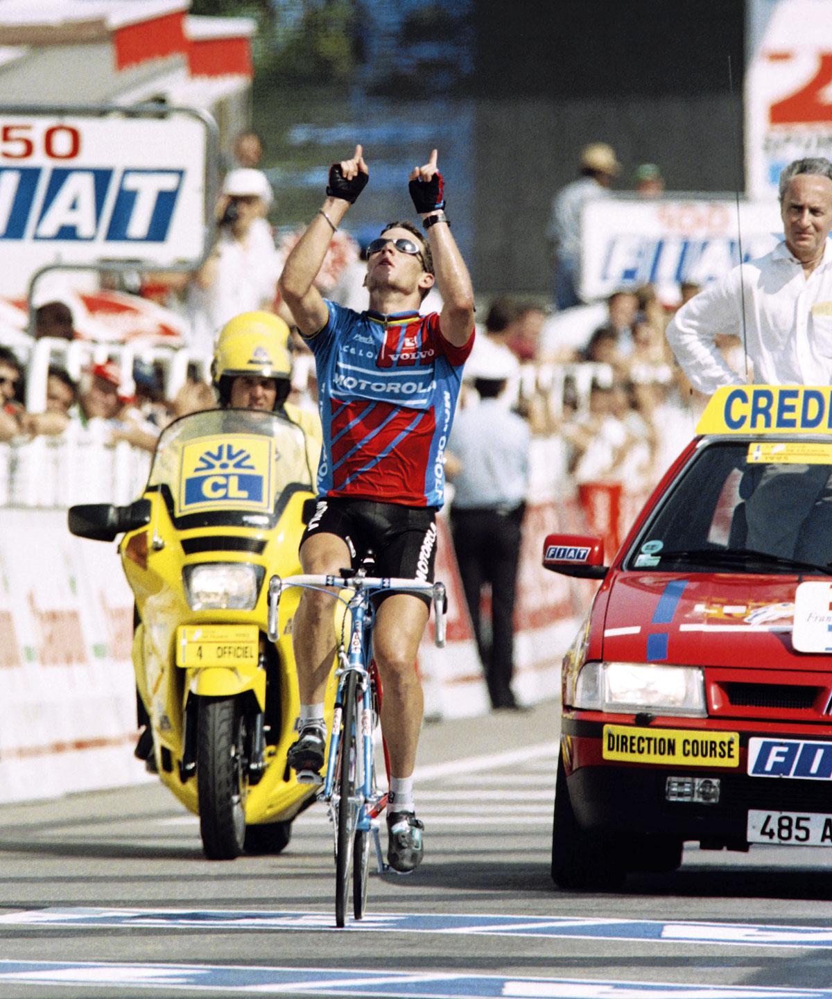 Het eerbetoon van Lance Armstrong aan de verongelukte Fabio Casartelli.