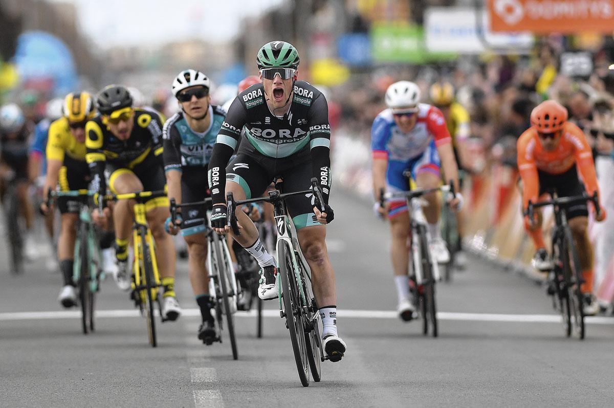 Sam Bennett won in Moulins een massasprint in Parijs-Nice 2019.