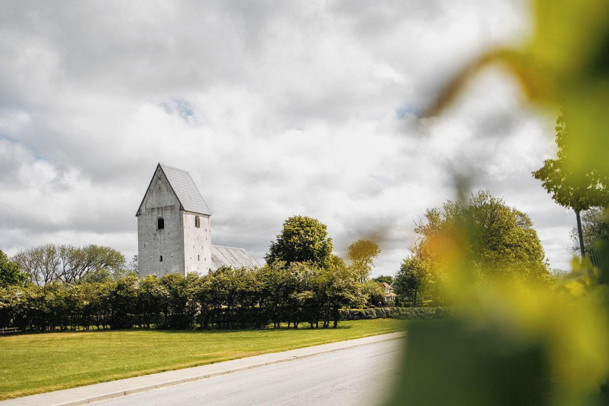 Het kerkje van Hillerslev, het gehucht waar Jonas Vingegaard opgroeide. Op het grasplein ervoor keken een 600-tal mensen vorig jaar naar de laatste rit van de Tour.