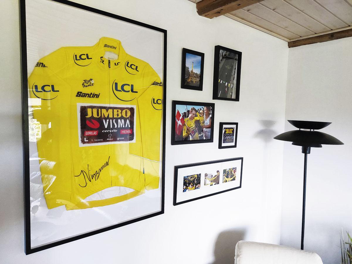 Jonas Vingegaard schonk een gele trui aan zijn ouders, die hangt nu in hun woonkamer.