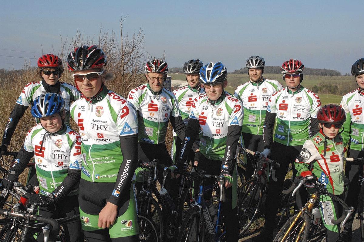 De jonge Jonas Vingegaard (rechtsonder) op pad met de oudere renners van Thy Cykle Ring.