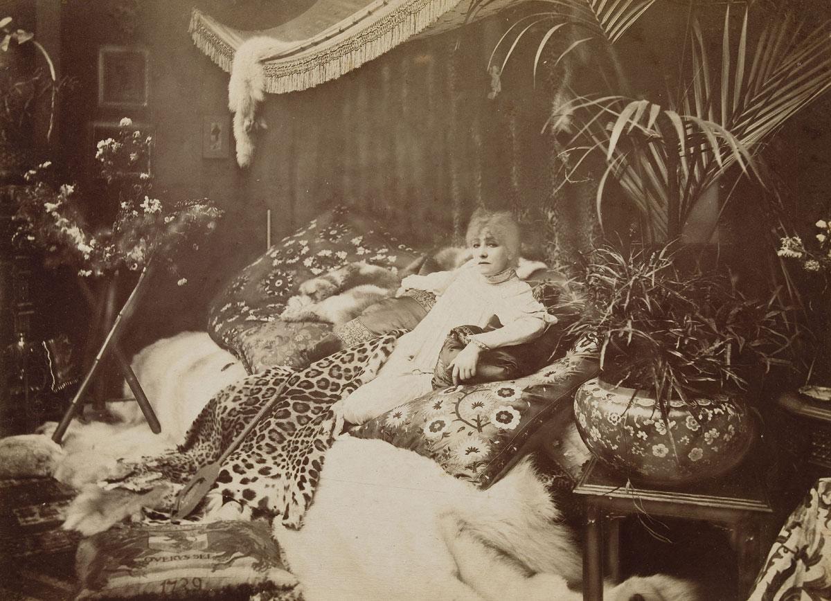 Een portret dat Félix Nadar rond 1890 bij haar thuis van Bernhardt maakte.