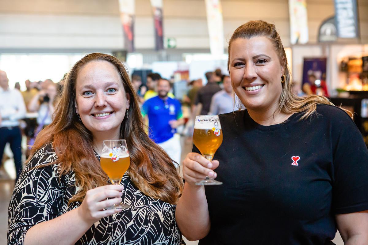 De goede Nederlandse vriendinnen Jody en Yvette uit Den Haag komen speciaal naar Brugge om verschillende bieren te proeven.