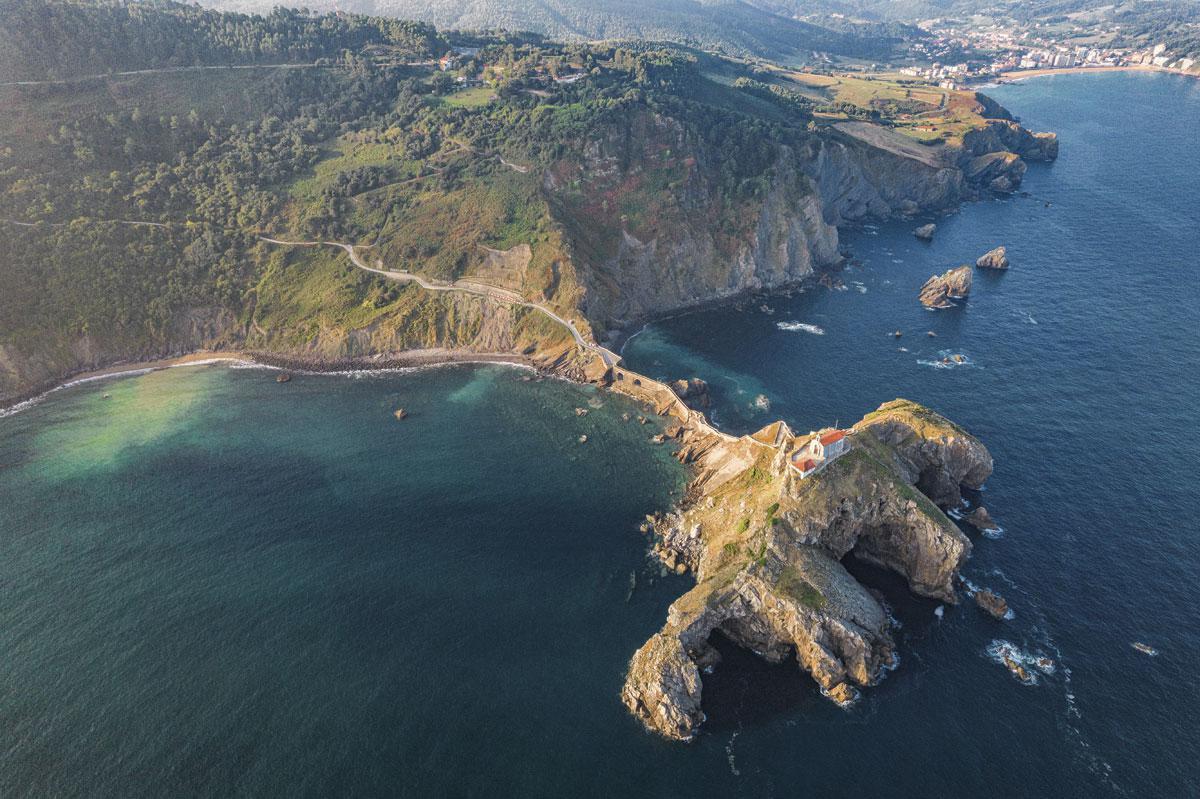 La Côte de San Juan de Gaztelugatxe avec la spectaculaire île rocheuse au premier plan.