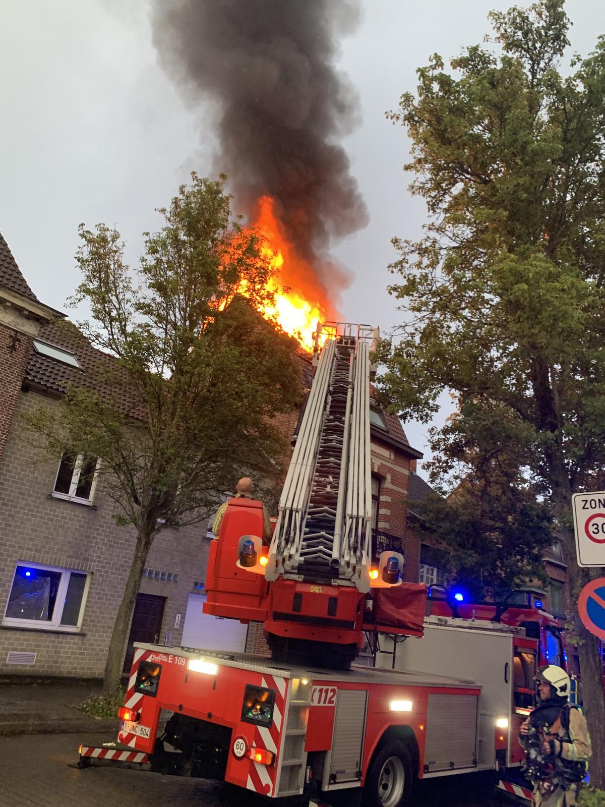 In een mum van tijd sloegen de vlammen door het dak.