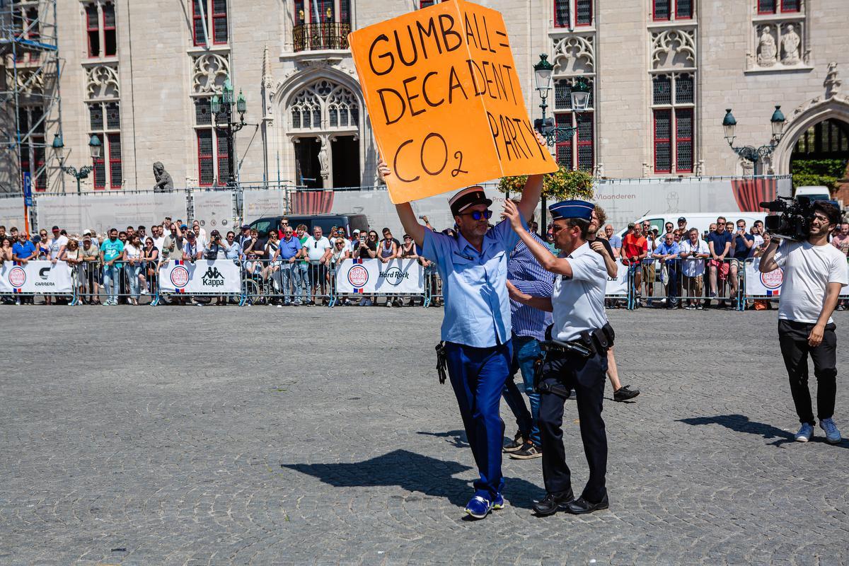 Toen de Franse YouTuber POG met Wouter Moutons pancarte over de Markt liep, greep de politie in.