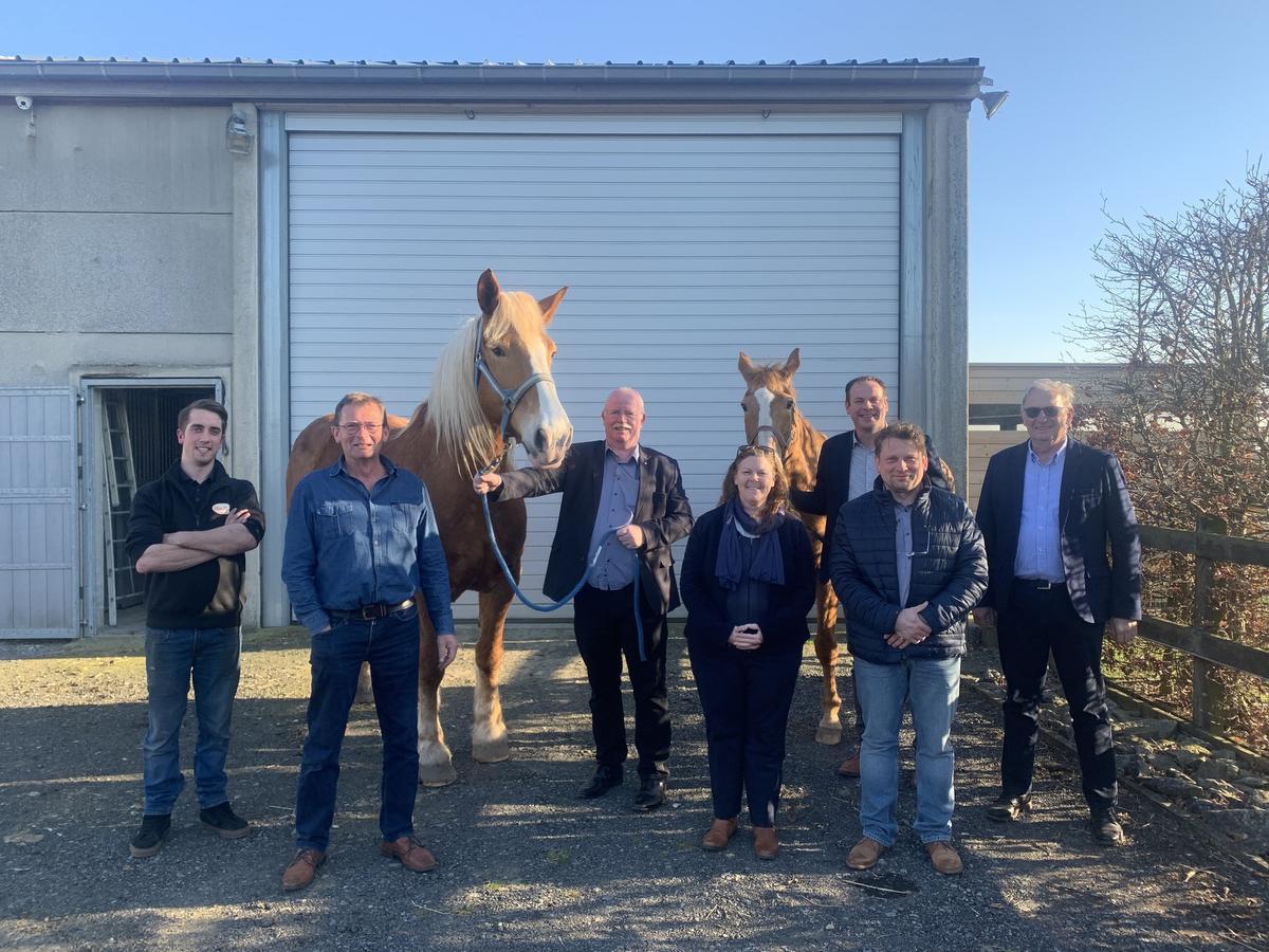 Op de foto zien we Pieter Lemmens, Geert Dequeker, Pieter Top, Martine Devooght, Ben Desmyter, Frederik Douchy en voorzitter Marnix Lemahieu. Deze groep zet zijn schouders onder het Feest van het Paard.