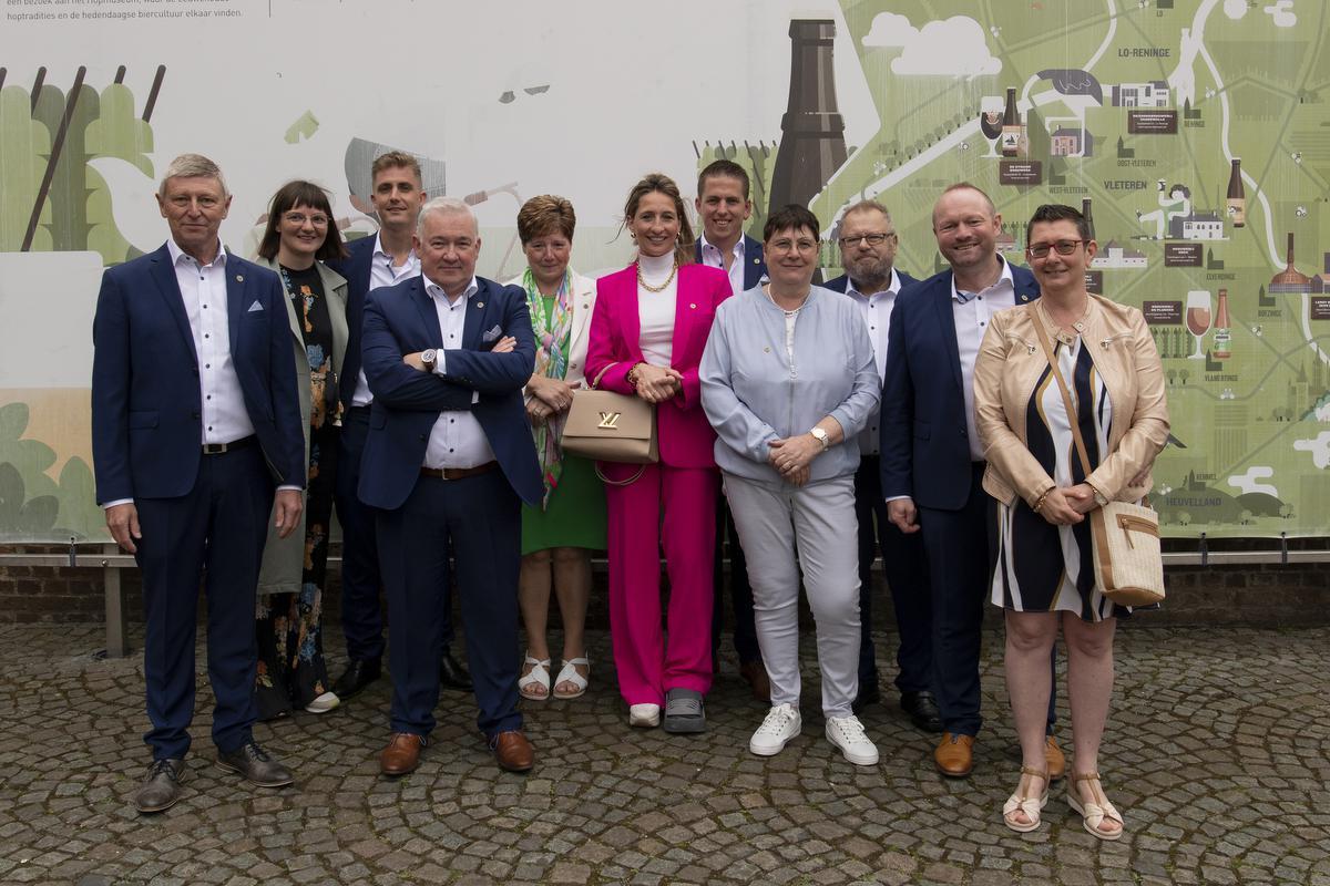 Op de foto herkennen we Jan Boudeweel, Pedro Armeel, Wendy Neuville, Stefaan Desmet, Bea Devos, Geert Poissonnier, Mia Sohier, Kenny Metsu, Helena Verlinde, Simon Froyman en Liza Notredame.