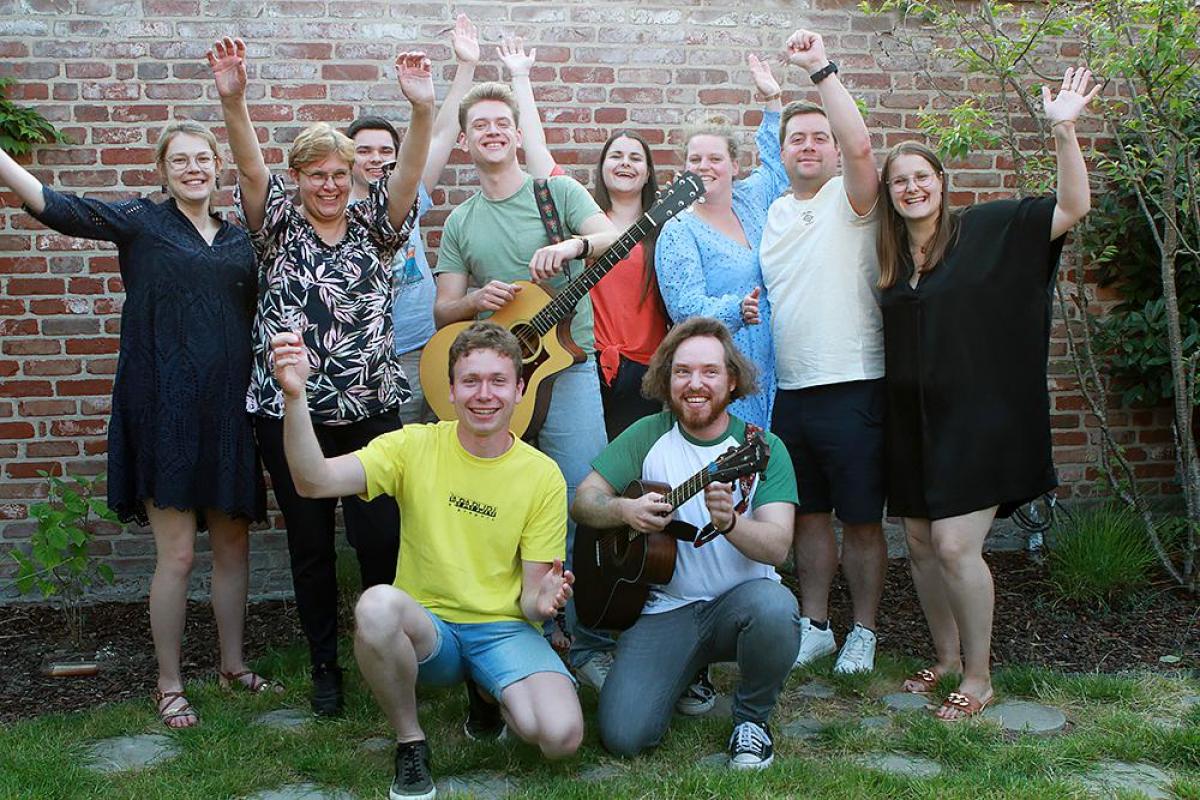 Een enthousiaste groep, samen met Jérémie en collega-gitarist Dennis.