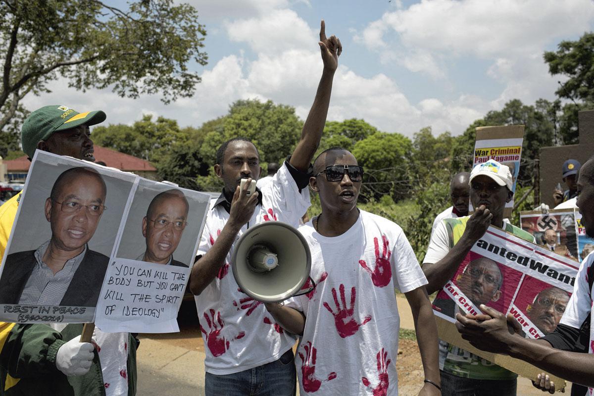 Des manifestants brandissent le portrait de l’opposant assassiné Patrick Karegeya devant l’ambassade rwandaise en Afrique du Sud, en 2014.