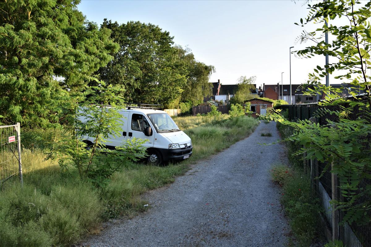 “Wat veel mensen tegen de borst stoot, is dat er alweer waardevol groen zou moeten wijken voor beton”, klinkt het.