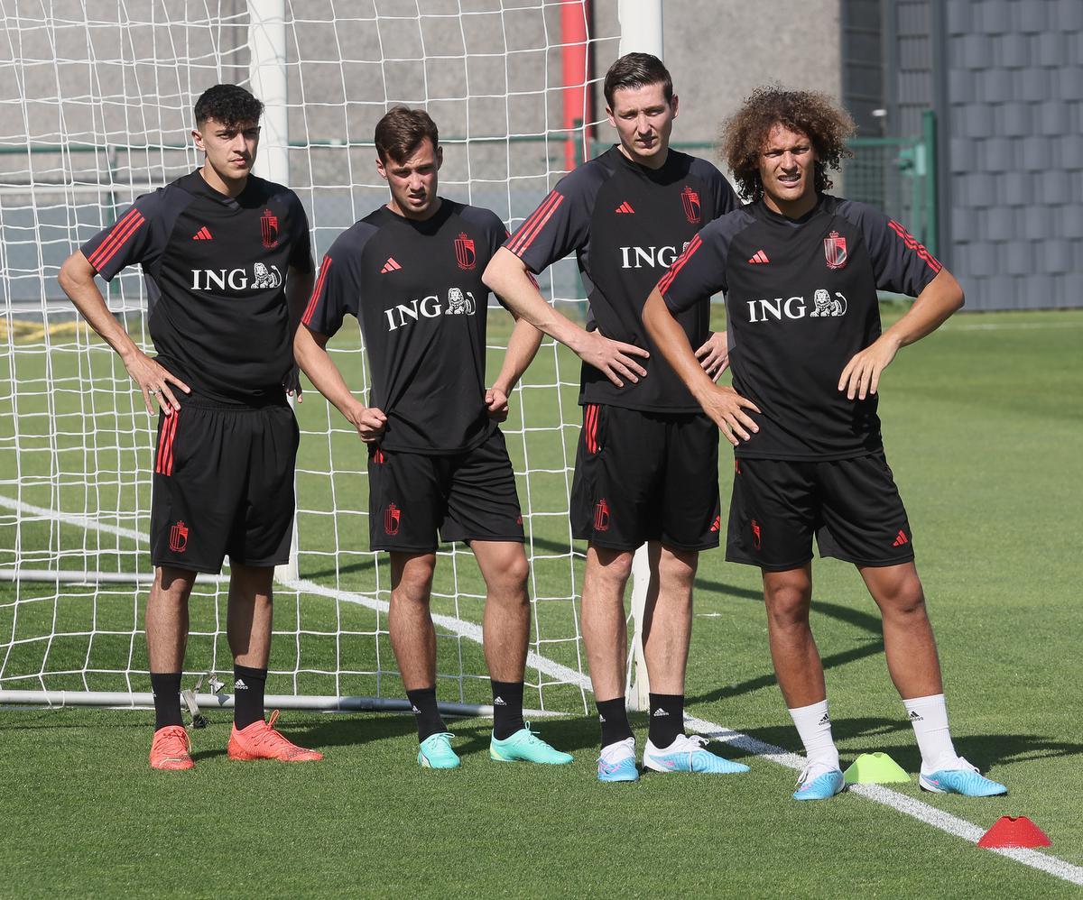 Zijn eerste trainingen als Rode Duivel zijn achter de rug. Morgen kan Deman (tweede van links) debuteren tegen Oostenrijk.