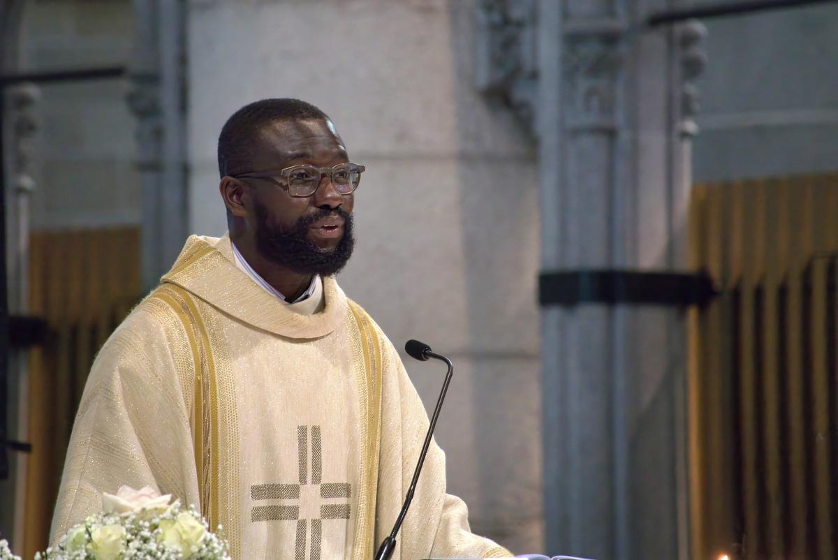 Priester Ettien Léon N'Guessan gaat vanaf 1 september aan de slag in Harelbeke.