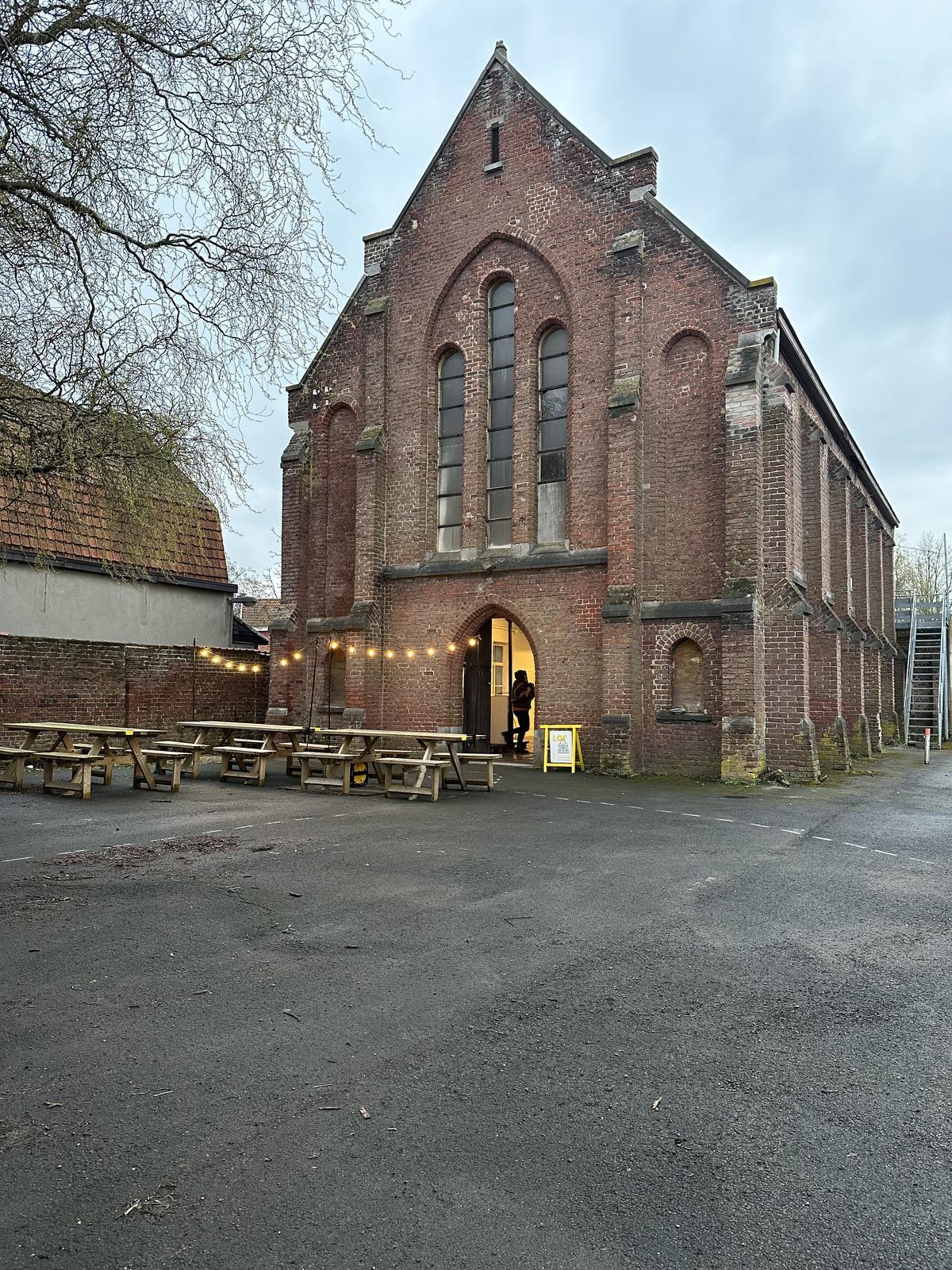 De kapel LOF is een plek voor creatief talent. De uitbater start een crowdfunding om het gebouw aan te kopen.