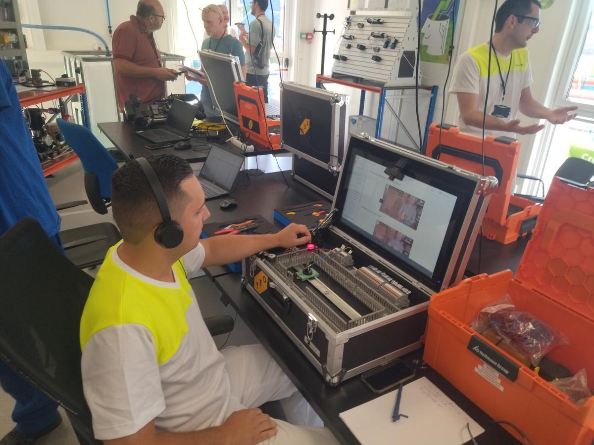 Joëvyn De Grande bezig met een van de modules van zijn opleiding in de gloednieuwe Technical Academy.