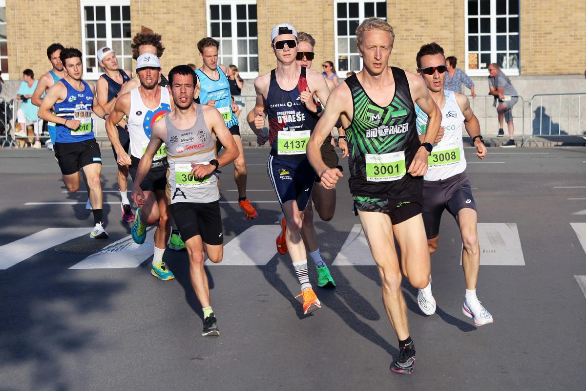 De beginfase van de 10 km Run Tom Compernolle met vooraan (met nummer 3001) winnaar Ward D'Hoore uit Torhout, rechts (met 3008) tweede Laurens Vanderlinden en links vooraan Ward Oosterlinck.