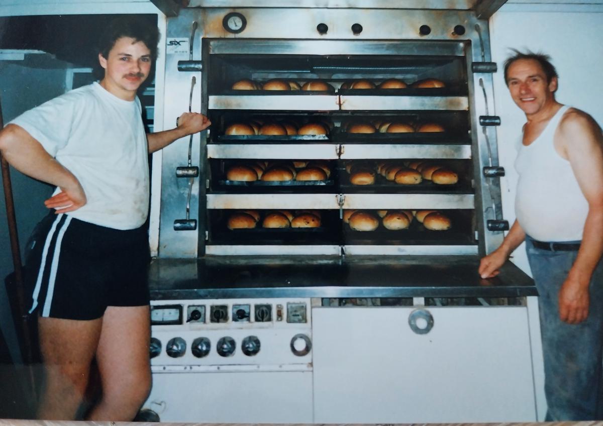 Een archieffoto van 1996 met op de foto bakker Danny Serpieters (links) en rechts zijn vader Raf Serpieters. (foto a-FRO)