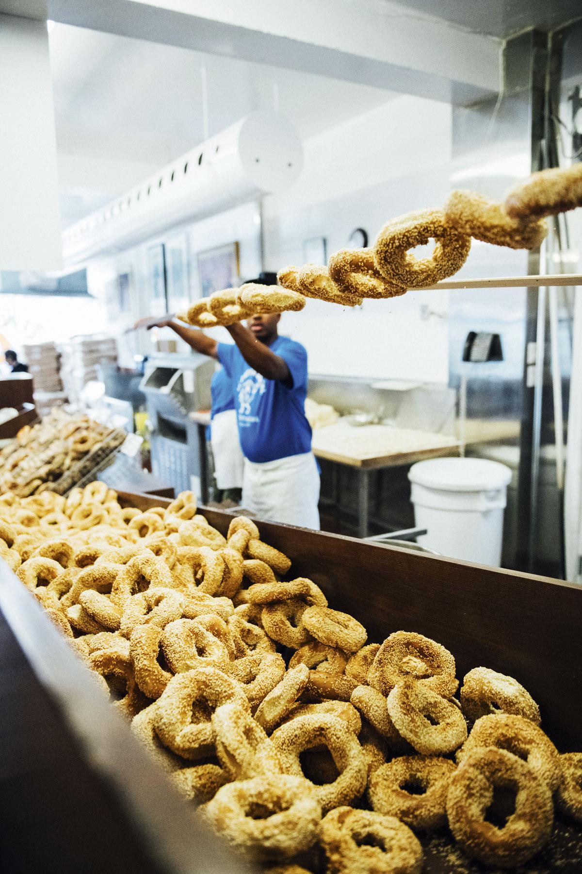 Venu d’Europe de l’Est, le bagel est devenu l’un des mets emblématiques de Montréal.